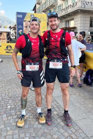 Bildunterschrift: Vor dem Start des traditionsreichen Lavaredo Ultratrail in Cortina d‘Ampezzo: Stefan Kienzle (links) und Pirmin Kienzle von der LG Brandenkopf stellten sich der anspruchsvollen 50-Kilometer-Strecke durch die Dolomiten und überzeugten mit starken Leistungen.