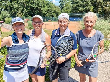 Trotz extremer Hitze zeigte das Damen-50-Team des TC Zell 
großen Einsatz in Gundelfingen. Von links: Andrea Kuhn, Ingrid Stai-
ger, Dr. Enikö Urbanyi und Klaudia Müller.