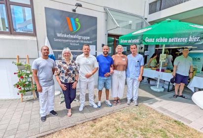 Stellten das Seniorenzentrum am Winkelwald vor: Einrichtungsleitung Ulrike Pinazzo (Zweite von links), Praxisanleiter und Fachkraft Halid Alishani (Dritter von links) sowie Pflegedienstleiterin Larissa Zimmermann (Zweite von rechts) mit Schülern nutzten den Tag für den Austausch mit den Gästen.