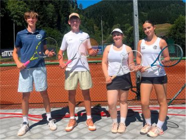 Einen erfolgreichen Rundenabschluss verbuchte auch die U18 gemischt (von links nach rechts): Lennox Burger, Elias Wussler, Marie Kalmmer und Sophie Damm.