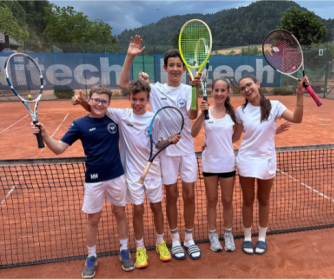Die U15 gemischt I der TSG Zell/Oberharmersbach wurde Meister der 1. Bezirksliga. Von links: Mattis Manz, 
Salomon Künstle, Amadeus Künstle, Fabienne Burger, Olivia Amler.