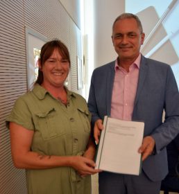 Im Rahmen der Bürgerfrageviertelstunde hat Jasmin Scharf die Schwimmbad-Petition an Bürgermeister Günter Pfundstein über-
geben.