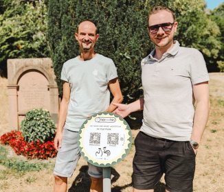 Lukas Pferrer und Simon Esslinger an der ersten Station der Audiotour im Zeller Stadtpark. Per QR-Code lassen sich die Hörgeschichten für Erwachsene und Kinder ganz einfach auf dem Smartphone 
starten.