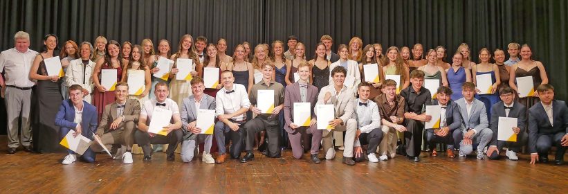 Der Abiturjahrgang 2026 des Wirtschaftsgymnasiums Hausach stellte sich gemeinsam mit Schulleiterin Frauke Ebert (rechts) und dem stellvertretenden Schulleiter sowie Abteilungsleiter des Wirtschaftsgymnasiums, Michael Zürn (links), zum Erinnerungsfoto. Insgesamt 50 Absolventinnen und Absolventen feierten ihren erfolgreichen Schulabschluss.