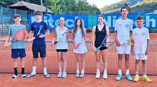 Die U15-Mannschaften des TC Zell 2005 blicken auf ein erfolgreiches Wochenende zurück. Während die erste Mixed-Mannschaft bereits als Meister der 1. Bezirksliga feststeht und nun um den Bezirksmeistertitel spielt, wahrte auch die zweite Mannschaft mit einem souveränen 6:0-Heimsieg ihre Chancen auf die Meisterschaft. Auf dem Bild (von links): Julian Wagner, Lennard Schmidt, Fabienne Burger, Anika Brosemer, Tessa Riehle, Amadeus Künstle und Salomon Künstle. Es fehlt: Marlen Lehmann.