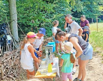 Ein kulinarisches Waldbüffet für die Eltern.