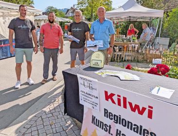 Ortsvorsteher Christian Dumin, Andreas Alst (Stadtmarketing Zell) sowie die Marktmeister Josef Pfaff und Karl Isenmann (von links nach rechts) sorgen für ein gelungenes Jubiläum.