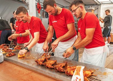 Nicht an den Instrumenten, sondern am Grill: Bei der Kilwi sind die Musiker unter anderem am Hähnchengrill im Dauereinsatz.
