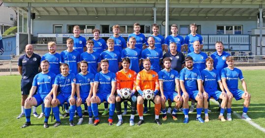 Die FVU-Spieler fiebern nach einer intensiven Vorbereitung dem Saisonstart am Sonntag in Kappel entgegen. FVU-Vorsitzender Florian Jilg (Zweite Reihe, von rechts), Cheftrainer Stephan Schmid, Reserve-Coach Angel Gutierrez und Co-Trainer Jens Alender (Zweite Reihe, links) hoffen auf eine erfolgreiche Runde.