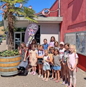 Vor dem Kinobesuch in Haslach: Die Kinder freuen sich auf „Tafiti – Ab durch die Wüste“.