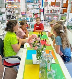 In der Bären Apotheke probierten die Kinder verschiedene Düfte aus und stellten anschließend eigene Produkte her.