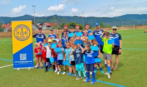 Fast 30 Kinder nahmen am WM-Ferienangebot des FV Biberach teil. Nach sechs Stationen und einem 
gemeinsamen Fußballspiel gab es zum Abschluss Medaillen und kleine Pokale.