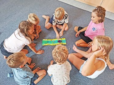Gemeinsam knobeln statt gegeneinander antreten: Bei „Tempo, kleine Fische!“ mussten die Kinder zusammenarbeiten, um die Fische vor den Fischern zu retten.