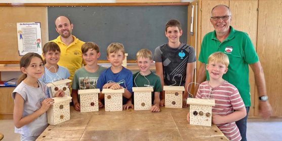 Die sieben Kinder präsentieren ihre fertigen Nisthilfen für Wild-
bienen. Das Ergebnis kann sich sehen lassen.