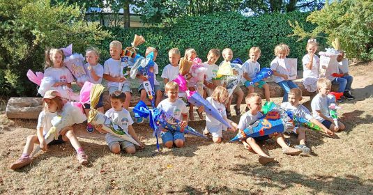 Bereit für die Schule: Die 20 Schulanfänger präsentieren stolz ihre selbst gestalteten Schultüten.