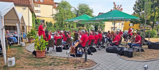 Der Musikverein Unterharmersbach spielte unter der Leitung von Stefan Polap beim Platzkonzert im 
Seniorenzentrum St. Gallus traditionelle Stücke und bekannte Melodien.