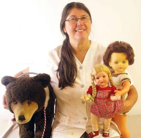 Mit Geduld und handwerklichem Geschick bringt die Puppendoktorin alte Lieblingsstücke wieder in Schuss.