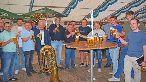 Ein Prost auf die Hombacher Kilwi: Die Musiker aus Unterharmersbach stoßen gerne mit dem 
Brauereichef, dem Ortsvorsteher und dem FVU-Vorstand an.