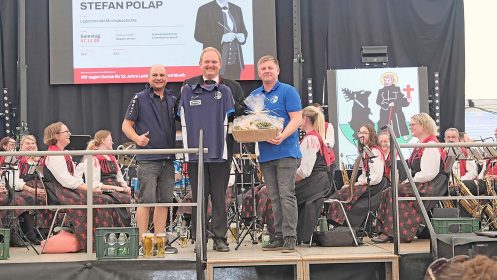 Stefan Polap (Mitte) prägte mit dem Musikverein Unterharmersbach über Jahrzehnte die Kilwi. Zum 
Abschied nach 32 Jahren gab es von den FVU-Vorständen Michael Hirt (links) und Florian Jilg (rechts) ein Vereinstrikot – leider einige Nummern zu klein.