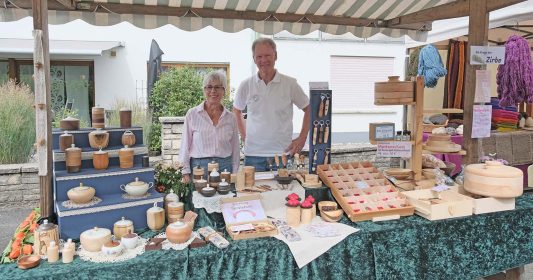 Vom Flaschenöffner bis zur gedrechselten Dose: Alfred Siegesmund zeigt an seinem Stand, wie vielseitig sich Holz verarbeiten lässt.