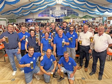 Stimmungsvolles Kilwi-Finale: Am späten Montagabend stieß das Kilwiteam mit FVU-Kilwiteam gemeinsam mit Ortsvorsteher Jürgen Isenmann (links), Bürgermeister Günter Pfundstein (Zweiter von rechts) und Adrian Steiner (Raiffeisen Kinzigtal) auf eine gelungene Hombacher Kilwi 2026 an. Für die FVU-Vorsitzenden Florian Jilg (Fünfter von rechts) und seinen stellvertretenden Vorsitzenden Michael Hirt (vorne Mitte) gab es von allen Seiten Lob für die perfekte Organisation.