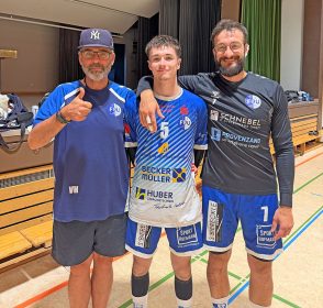 Trainer Volker Heilmann (links) und Routinier Philipp Schwarz (rechts) hatten schon nach dem ersten Training seine Zusage. Silas Schwarz (Mitte) verstärkt den FVU.