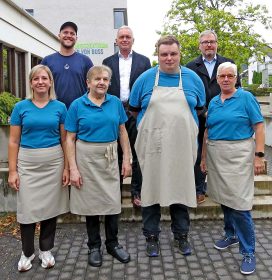 Der neue Caterer Marius Meßing (obere Reihe links) stellte sich und seine Firma vor. Bürgermeister Günter Pfundstein (oben Mitte) und Hauptamtsleiter Ulrich Reich (oben links) freuen sich auf die Zusammen-
arbeit. Mit dabei war auch das Team der Mensa: Sanela Grahic, Marlene Schwarz, David Dreher und Rosi Volk..