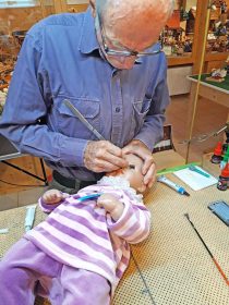 Der Puppendoktor kümmert sich mit Fingerspitzengefühl um beschädigte Puppen, Teddys und andere Lieblingsstücke.