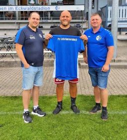 Richard Rosenthal (Spielausschuss, links) und FVU-Boss Florian Jilg (rechts) freuen sich, dass Torjäger Janosch Bologna künftig das FVU-Trikot trägt.