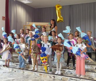 Die Klasse 1a wird von Lehrerin Cornelia Lythje geleitet. Die 18 Schüler heißen: Evi Armbruster, Zeynep Aslan, Anastasia Badea, Julius 
Baumann, Marie Braun, Estelle Conrad, Adriana Friedrich, Wania Khan, Elea Leber, Edda Lehmann, Mila Lehmann, Olivia Letai, Leonie Maier, Leonie Pfundstein, Erik Schab, Jake Schab, Lene Schilli und Ayanna Schmidt.