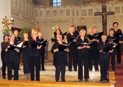Die Sopran- und Altstimmen des Chores setzten die anspruchsvollen Kompositionen mit großer Freude am Gesang um. Ihre Stimmen füllten mühelos den großen Kirchenraum.