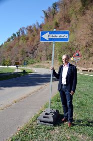 Ab heute Nachmittag kann die L 94 halbseitig für den Verkehr freigeben werden. Richtung Biberach ist eine Einbahnstraße eingerichtet. Bürgermeister Pfundstein freut sich über den weiteren Schritt in Richtung Normalität.