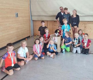 Luis Huber (5 Jahre) und Alina Ufer (8 Jahre) mit ihren Pokalen beim Abschlussturnier der Ballschule des TC Biberach. Cheftrainer Jochen Strach (hinten von links) und seine Co-Trainer Luca Wussler und Celine Fritsch sowie Noah Wussler (Fünfter von links) freuen sich über ihre motivierten kleinen Ballkünstler.