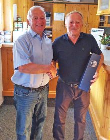 Mit Paul Lehmann (rechts) gratulierte der FVU-Ehrenamtsvorsitzende Dieter Heitzmann einem großen Gönner und Fan des FVU zum 70. Geburtstag.