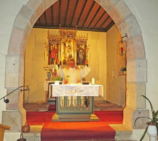 Pfarrer Gerner zelebrierte den Gottesdienst zum Patrozinium der Kapelle. Der Erzengel Michael wird 
an seinem Namenstag zusammen mit den Engel Gabriel und Raphael verehrt. Die Hombacher Dorfmusikanten spielten die Begleitung der Kirchenlieder während der Messe.