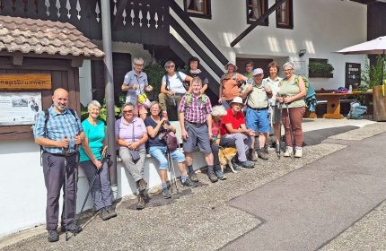 Die Teilnehmer der Wanderung auf dem Gutacher Tälersteig legten beim Ebersbauernhof eine kleine Erfrischungspause ein.