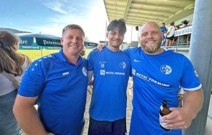 FVU-Boss Florian Jilg (von links) freut sich nach dem Spiel mit Torhüter Justin Bildstein und Torjäger 
Janosch Bologna über den 3:1-Heimsieg.